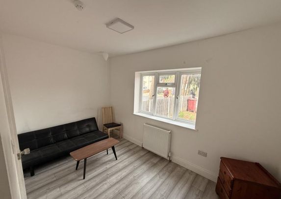 6 bedroom semi-detached house to rent - Photo 1