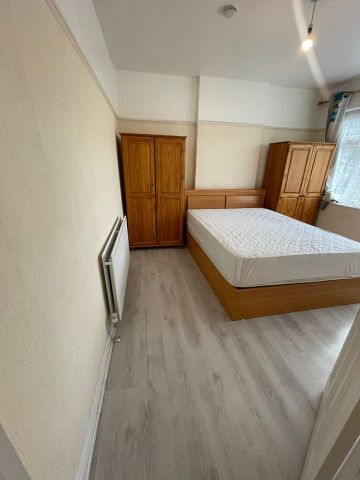 Room in a Shared House, Fieldend Road, SW16 - Photo 3