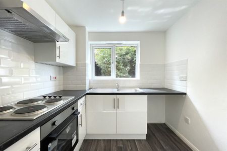 1 bed Flat Porter Close, RM20 - Photo 5