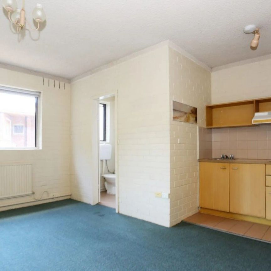 Low Maintenance and Secure Studio in Prime St Kilda Location - Photo 1