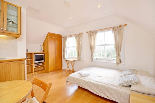 A beautifully presented second floor studio apartment in Finchley Road, Hampstead, London NW3 - Photo 1