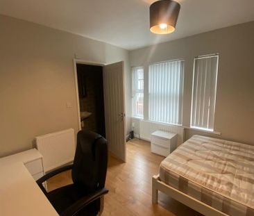 6 bedroom terraced house to rent - Photo 4