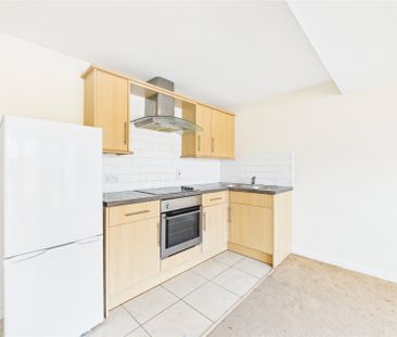 1 bedroom Flat in Camp Road, Farnborough - Photo 2