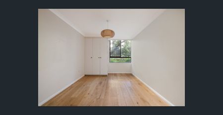 Classic renovated apartment in garden setting - Photo 5