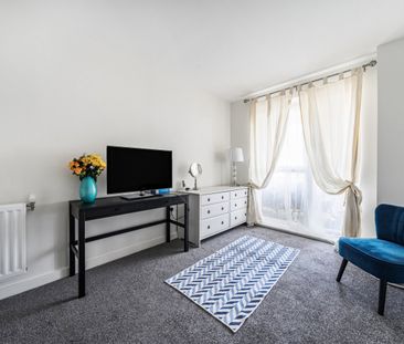 Flat to rent - Bowen Drive, London, SE7 - Photo 4