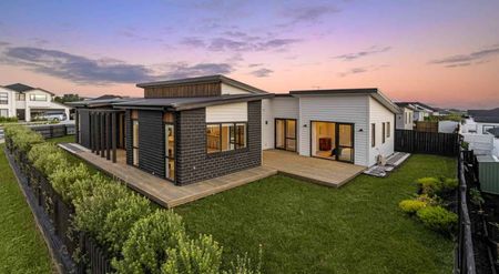 Stunning Milldale show home now for rent with ... - Photo 2