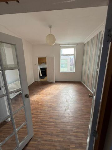 3 bedroom end of terrace house to rent - Photo 2