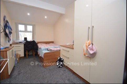 3 Bedroom Flats in Leeds - Photo 1