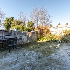 5 Bed Terraced House, Albert Square, E15 - Photo 3