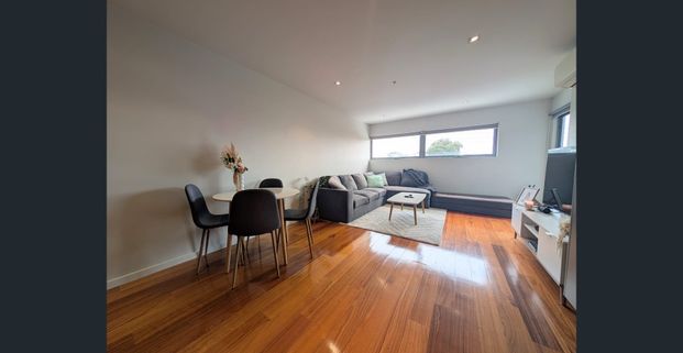 Light filled apartment with spacious balcony - Photo 1