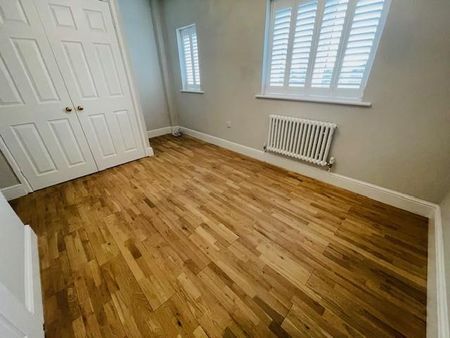 2 bedroom mews to rent - Photo 3