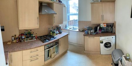 1 bedroom in a house share to rent - Photo 3