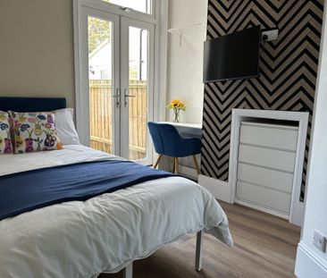 BEDROOM 1- MEDIUM DOUBLE ENSUITE - Photo 2