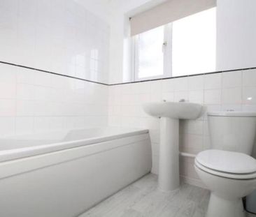 The Orchard, Lightwater, Surrey, GU18 - Photo 4