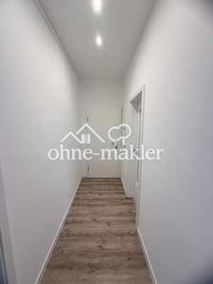 Frisch sanierte 2-Raum-Wohnung mit Einbauküche, Bad mit Wanne, & Carport-Stellplatz - Photo 1