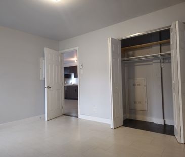 3 1/2 Moderne Situé Au Mont-Bellevue - Photo 2