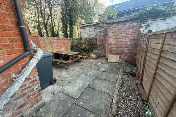 Woodhead Road, SHEFFIELD - Photo 1