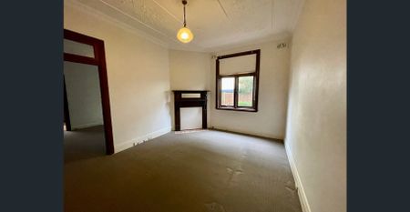 SPACIOUS FAMILY HOME! - Photo 4