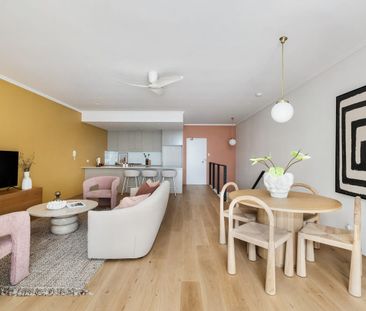 Split-level apartment in warehouse conversion - Photo 1