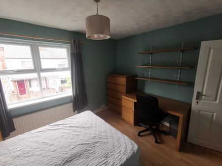 4 bedroom end of terrace house to rent - Photo 3