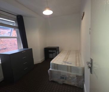 Room in a Shared Flat, High Road, NW10 - Photo 1