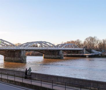 A lovely two bedroom flat with terrace overlooking the Thames. Shor... - Photo 3