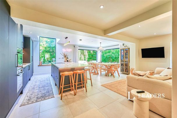 4 bedroom detached house to rent - Photo 1