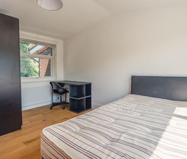 4 bedroom semi-detached house to rent - Photo 3