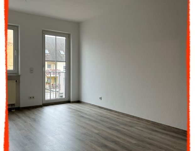 NEU renovierte 2-Zi.-Wohnung mit EINBAUKÜCHE und Personenaufzug im Herzen Zwickau's zu vermieten! - Photo 1