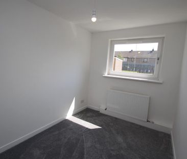 3 bedroom flat to rent - Photo 2