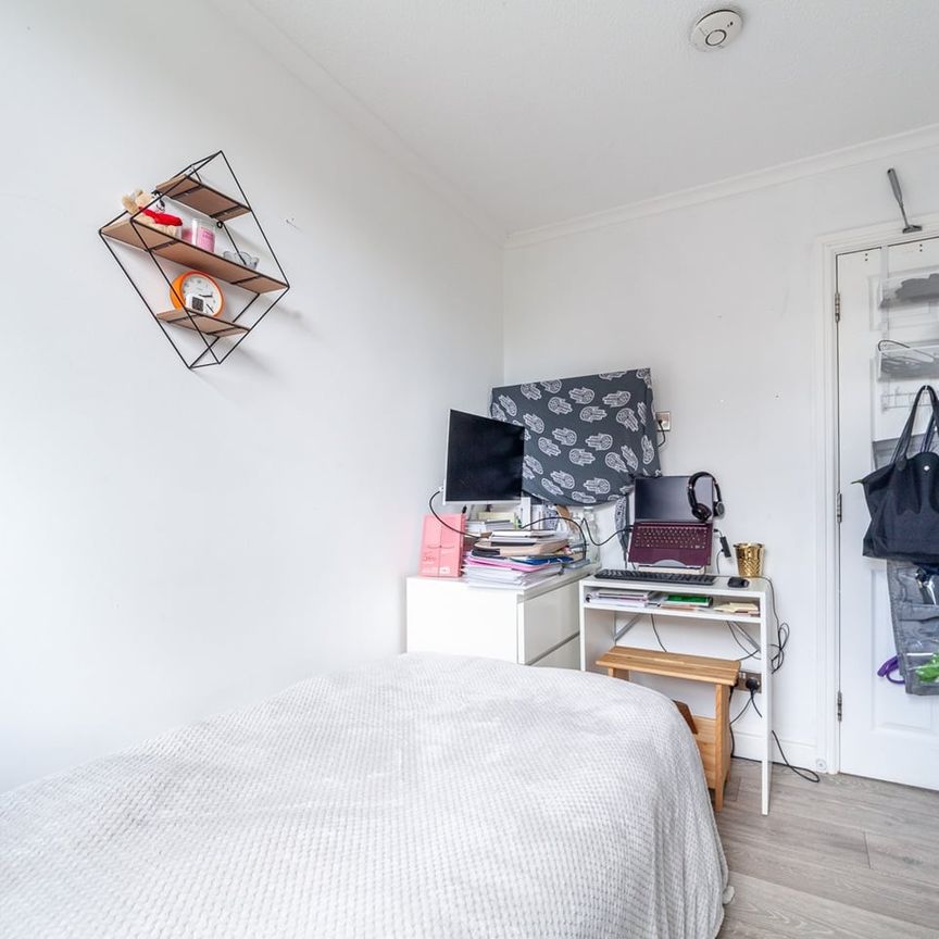 Room in a Shared Flat, Evenwood Close, SW15 - Photo 1