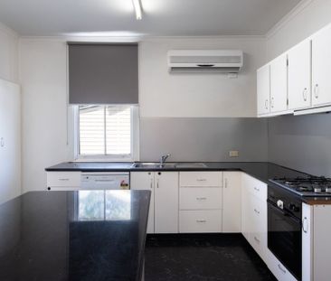 5 White Street, Kennington - Photo 2