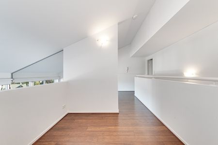 Uninterrupted Paddington Views - Penthouse Dual Level Warehouse Conversion with Parking - Photo 4