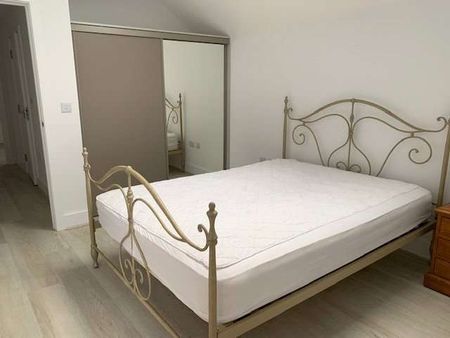 Contemporary two bedroom apartment with parking - Photo 3
