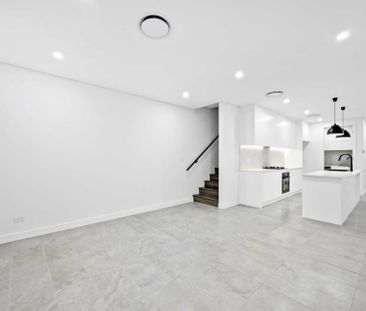 Three Bedroom Townhouse - Photo 3