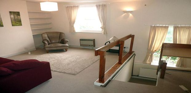 Spacious one bed within a period house with east access to Camden & Kings Cross - Photo 1