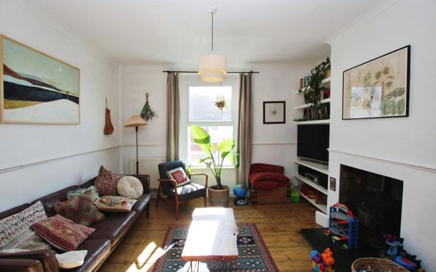 A splendid three bedroom terraced house available for rent in the highly sought-after St. Werburghs. Available on an unfurnished basis. - Photo 1