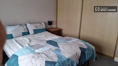Room in shared 2-bedroom apartment in Donnybrook, Dublin - Photo 2