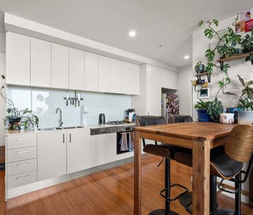 Skyline Serenity: Your Contemporary Oasis - Photo 3