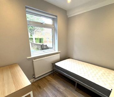 4 bedroom semi-detached house to rent - Photo 5