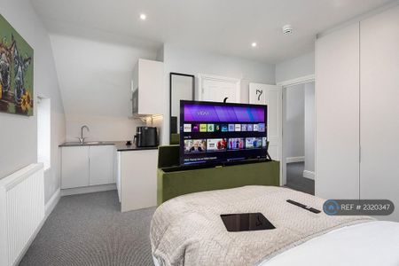 1 bedroom in a house share to rent - Photo 2