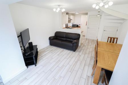 1 bedroom in a house share to rent - Photo 4