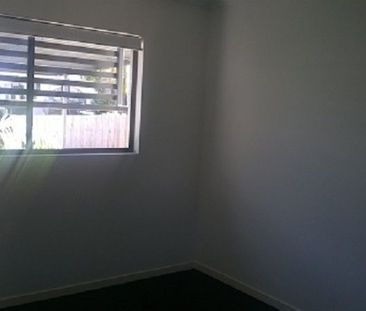 UNFURNISHED - SPACIOUS 2 BEDROOMS, 2 BATHROOMS, GROUND FLOOR UNIT. - Photo 3