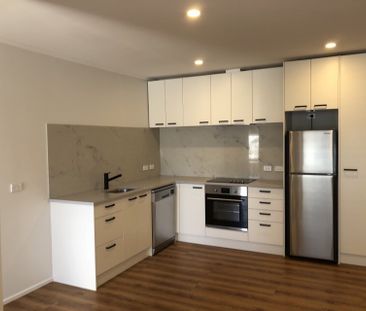 Brick n Tile Beauty - Refurbished Three Bedroom Apartment - Photo 2