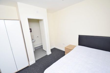 8 bedroom terraced house to rent - Photo 2