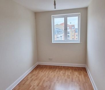 2 bedroom flat to rent The Piazza, Sovereign Harbour South - Photo 6