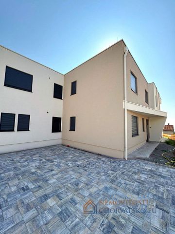 Pronájem domu 214 m² s pozemkem 214 m² - Fotografie 5