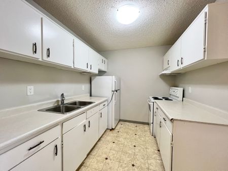 2 Bedroom Unit Across from Hospital!! - Photo 3