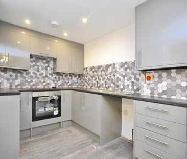 Flat to rent - High Street, Swanley, BR8 - Photo 3