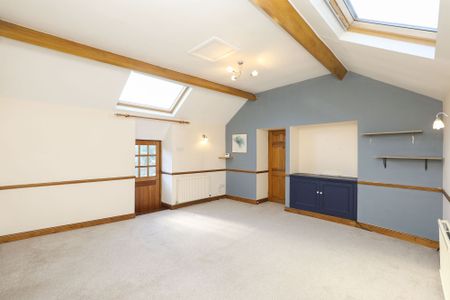 3 bedroom Coach House to rent - Photo 5